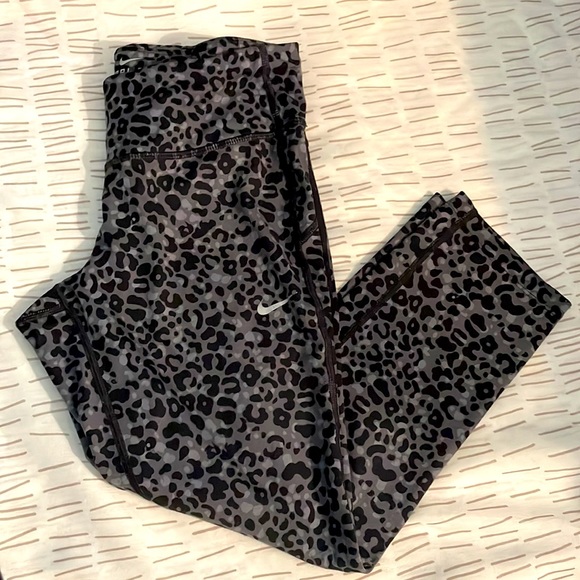Nike dri fit gray and black leopard print capri leggings with back pocket - Picture 1 of 7